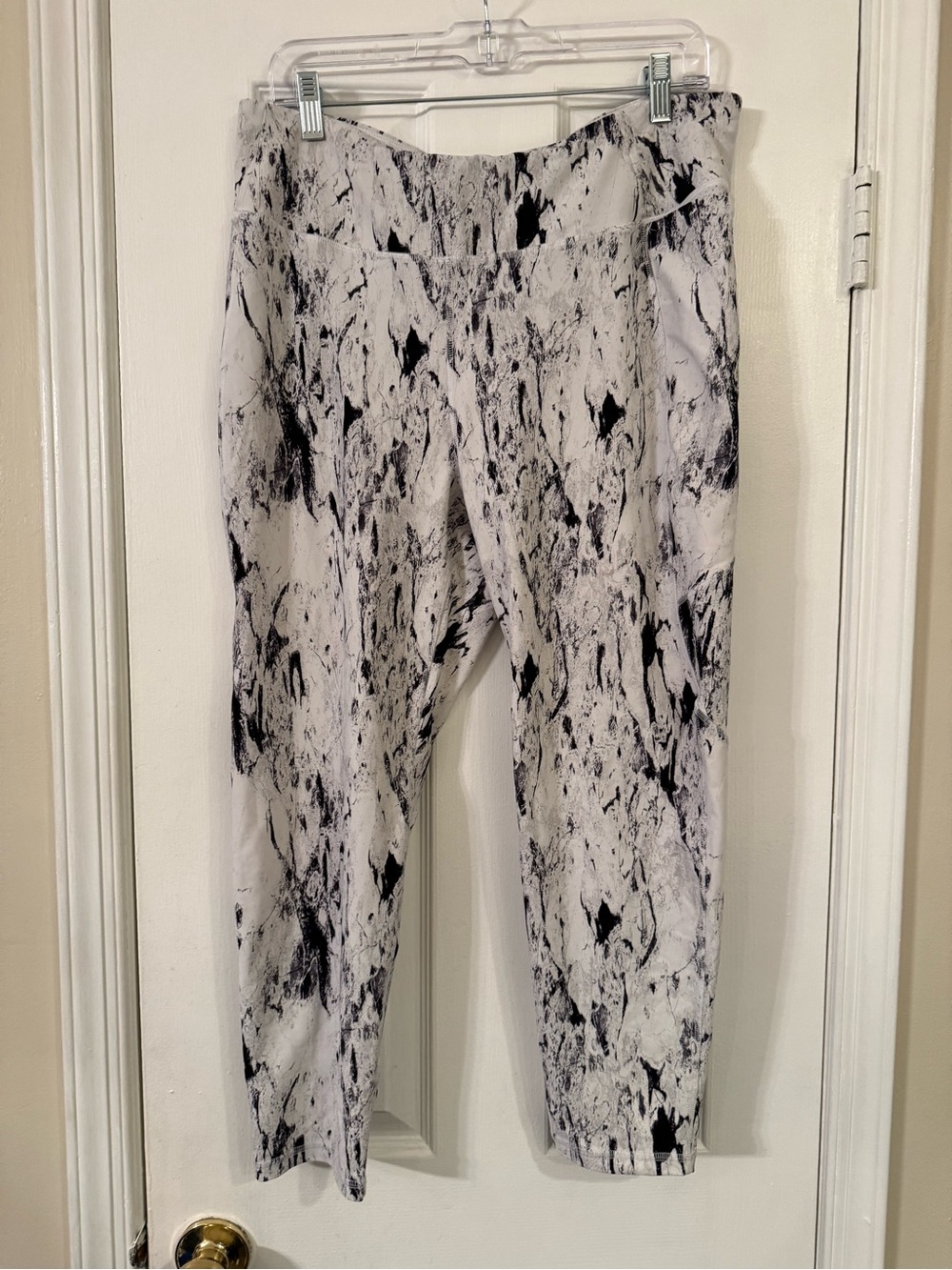 CALIA by Carrie Underwood Marble-Print Cropped Pants in White and Black